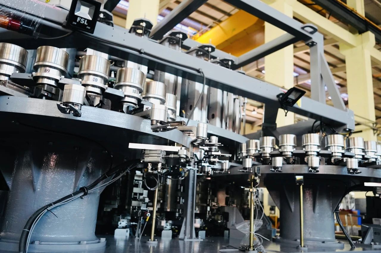 里程碑時(shí)刻！達(dá)意隆引領(lǐng)亞洲首臺(tái)自制72000BPH高速吹貼灌旋